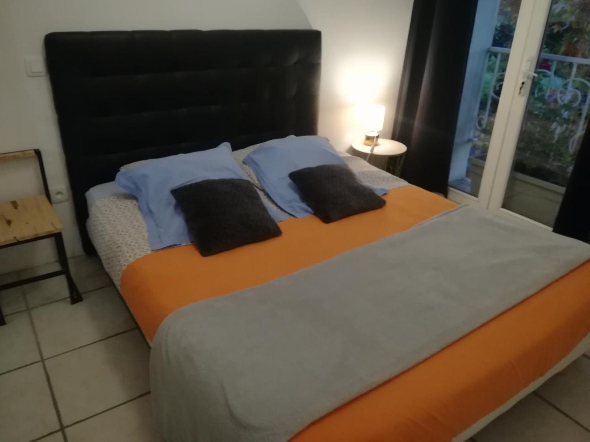 Au Pays Du Ventoux Bed & Breakfast Le Thor Room photo